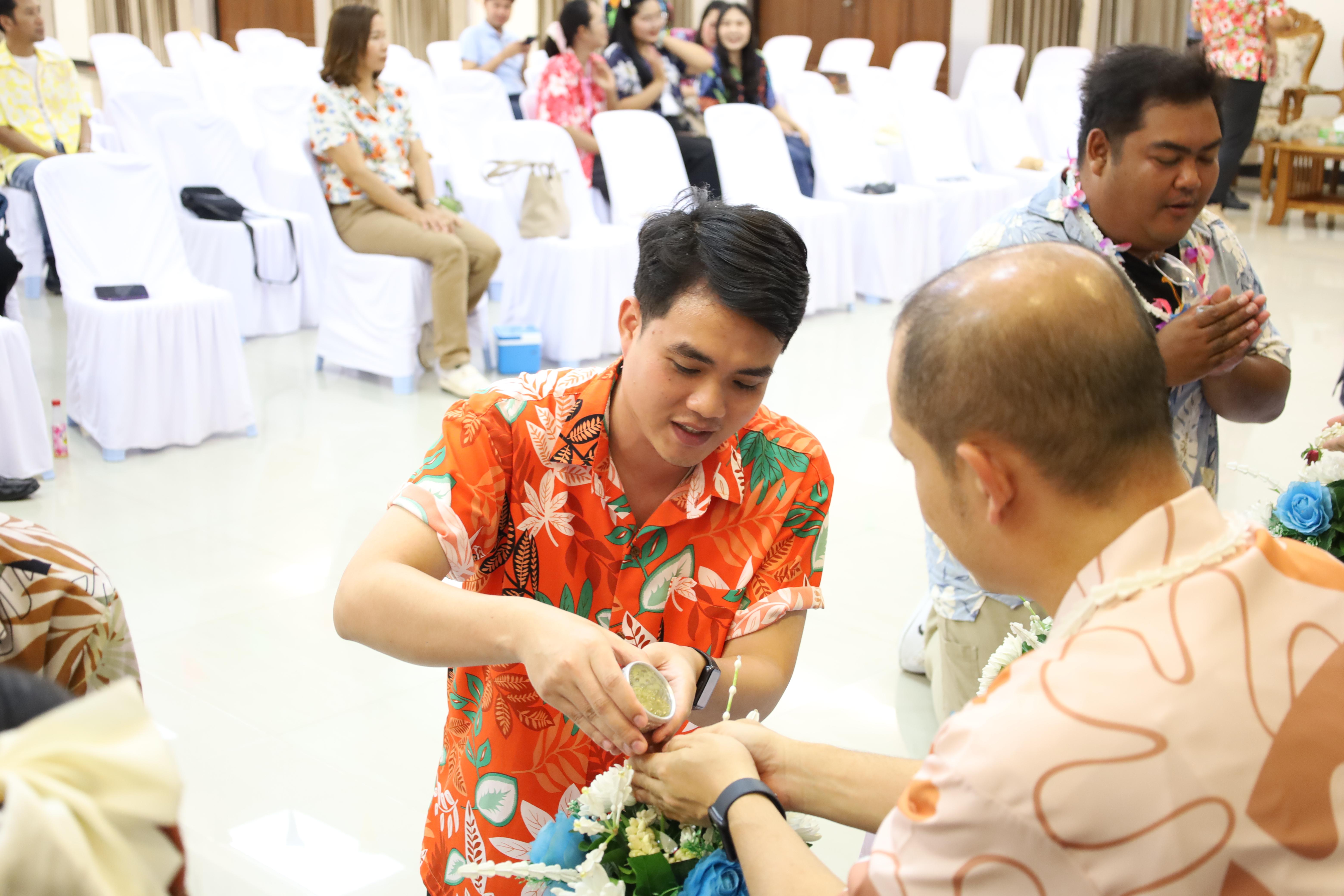 117. วันที่ 26 เมษายน 2568 สาขาการบริหารการศึกษา ได้จัดกิจกรรมรดน้ำดำหัวคณาจารย์ระดับบัณฑิตศึกษา ประจำสาขาการบริหารการศึกษา ณ ห้องประชุมครุร่มสัก 1 ชั้น 3 อาคารคณะครุศาสตร์